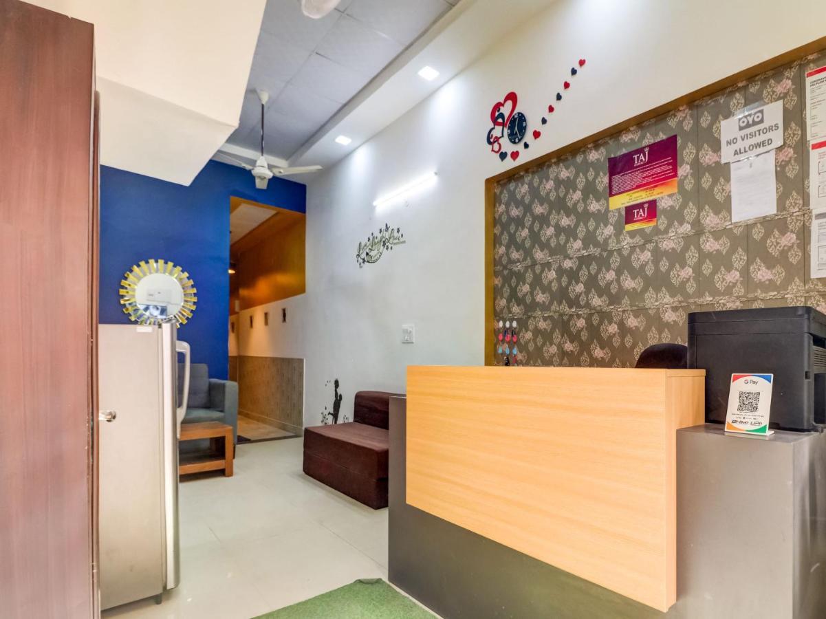 Отель Oyo 74060 Taj Residency Нью-Дели Экстерьер фото